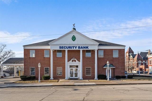 3 E Wea St, Paola, KS 66071