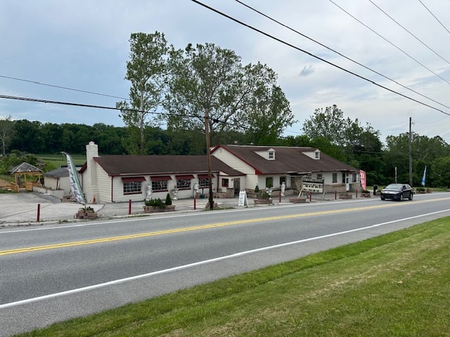 6147 York Rd, Spring Grove, PA 17362