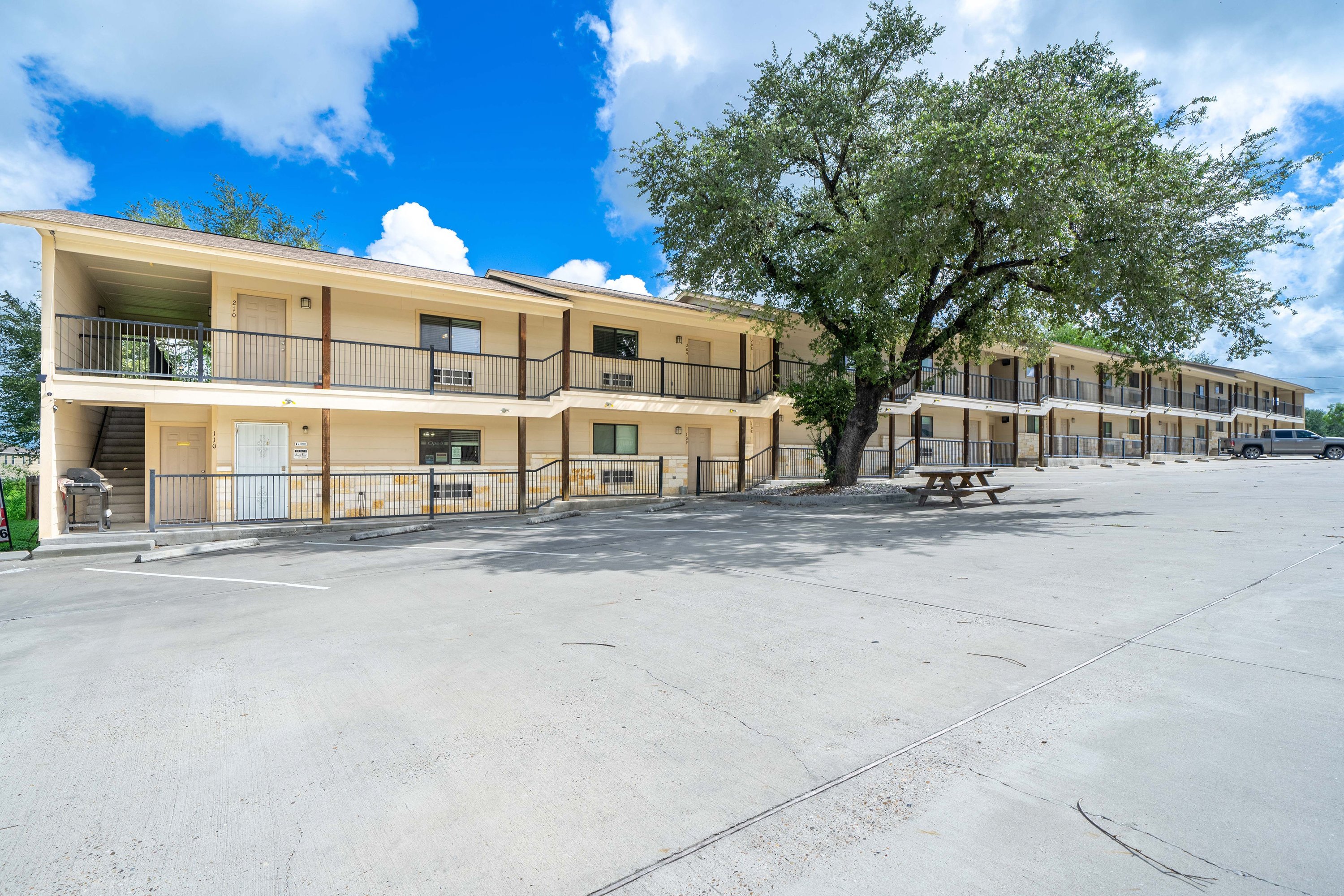 1609 N Hill St, Three Rivers, TX 78071