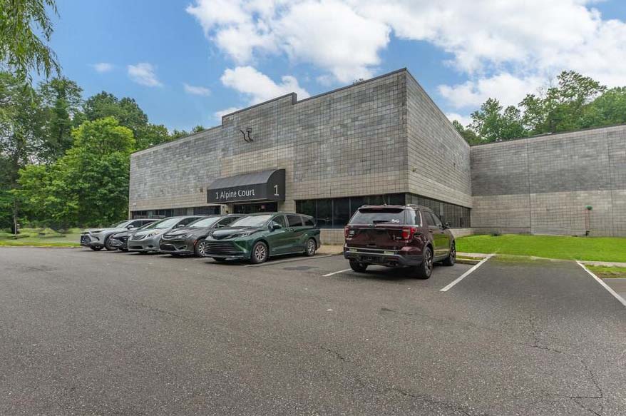 1 Alpine Ct, Chestnut Ridge, NY 10901