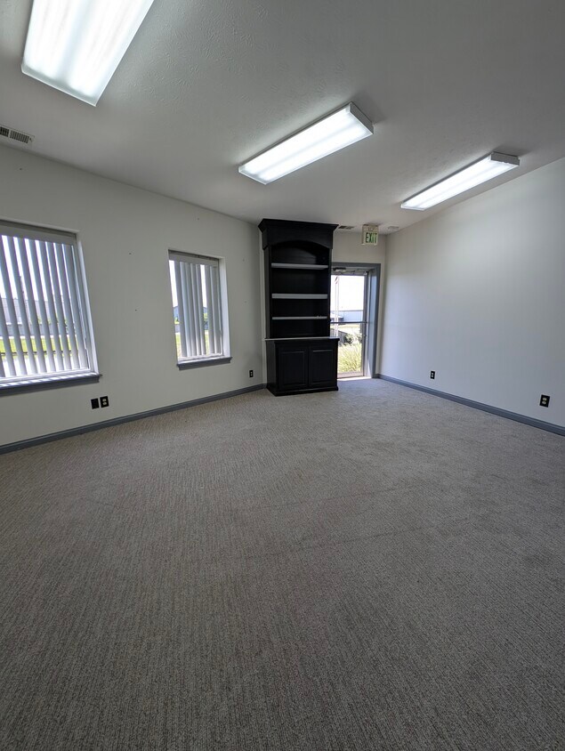 2963743