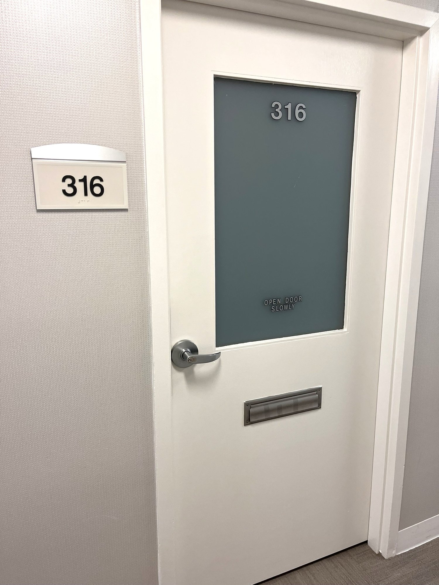 3193895