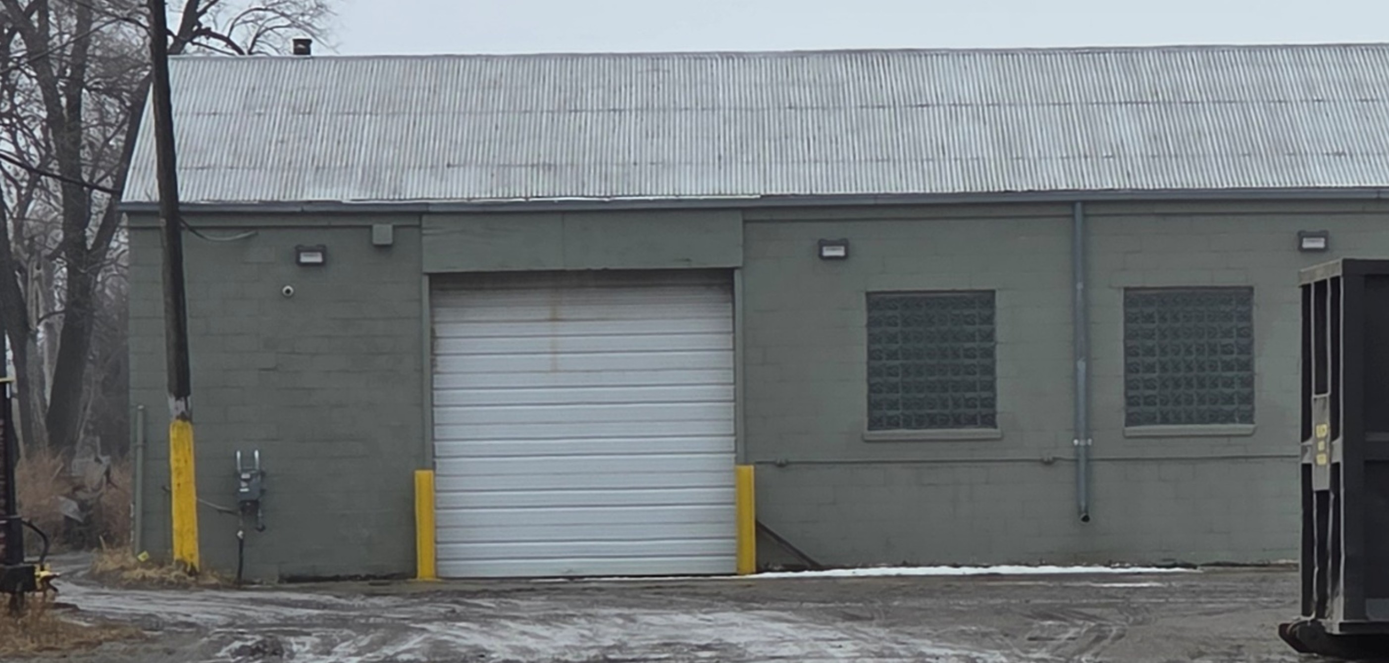 21301 Meyers Rd, Oak Park, MI 48237