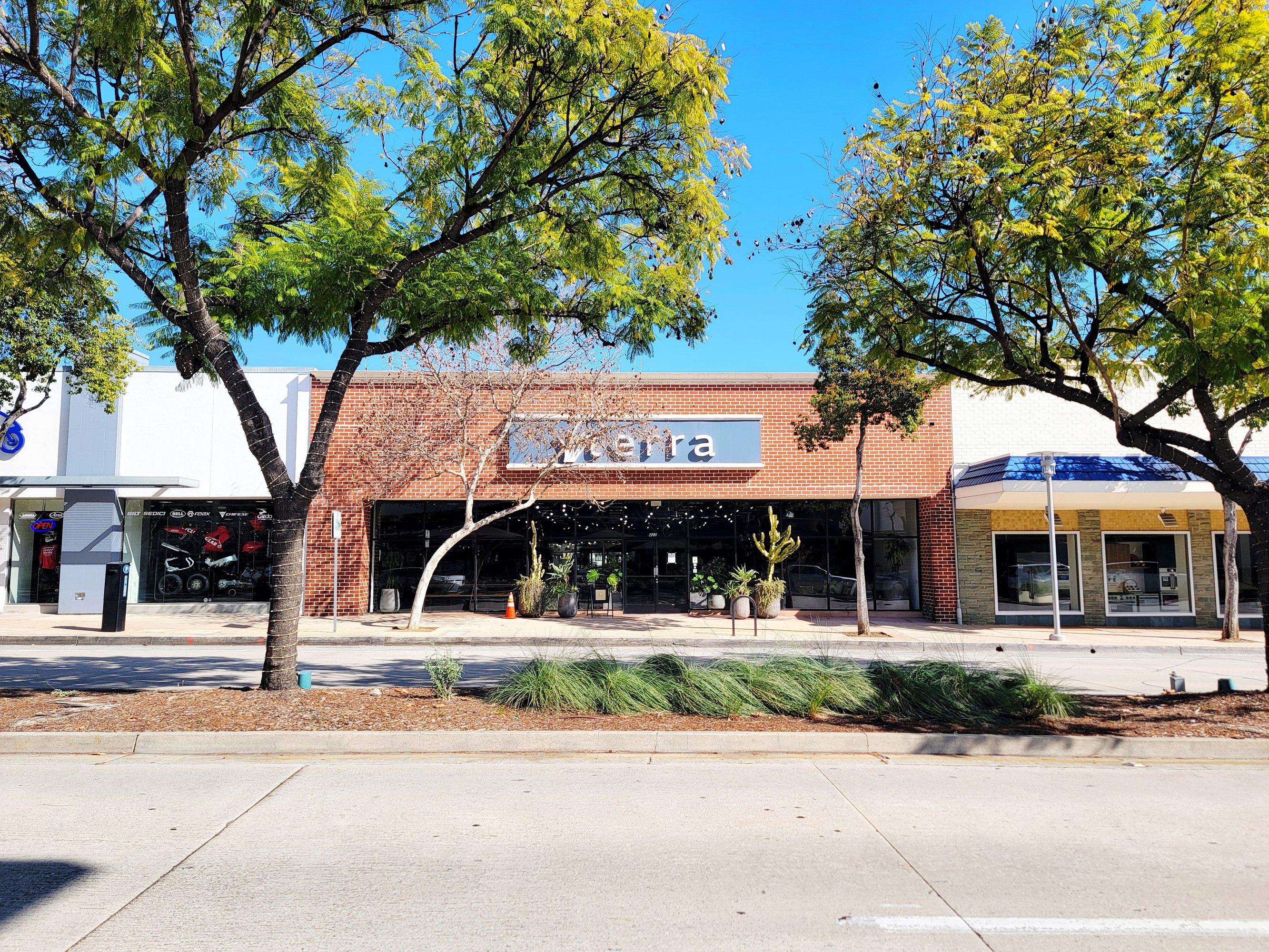 422 S Lake Ave, Pasadena, CA 91101