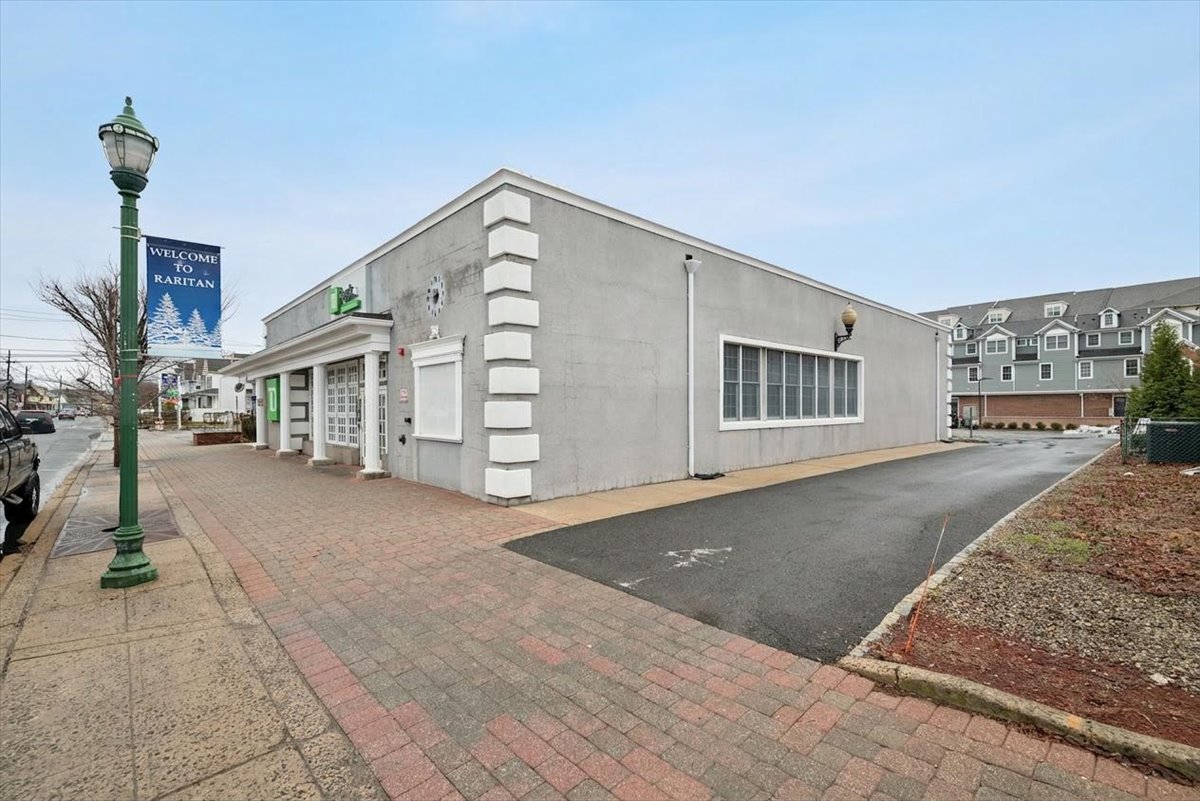 34 E Somerset St, Raritan, NJ 08869