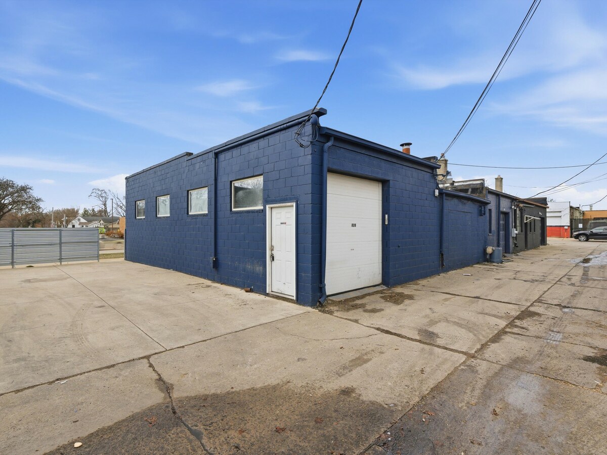 828 W 14 Mile Rd, Clawson, MI 48017