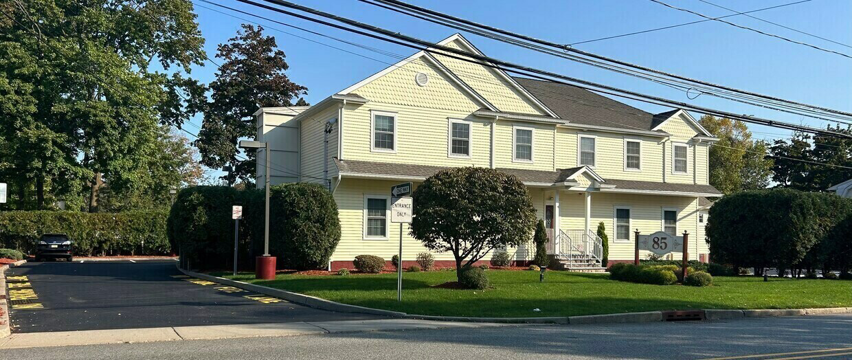 85 Hopper Ave, Waldwick, NJ 07463