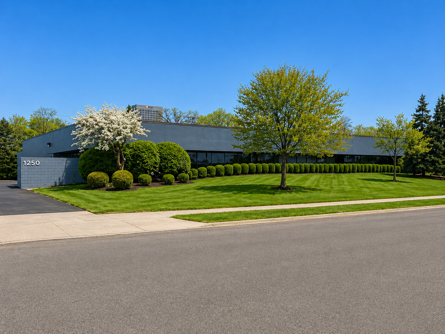 1250 Maplelawn Dr, Troy, MI 48084