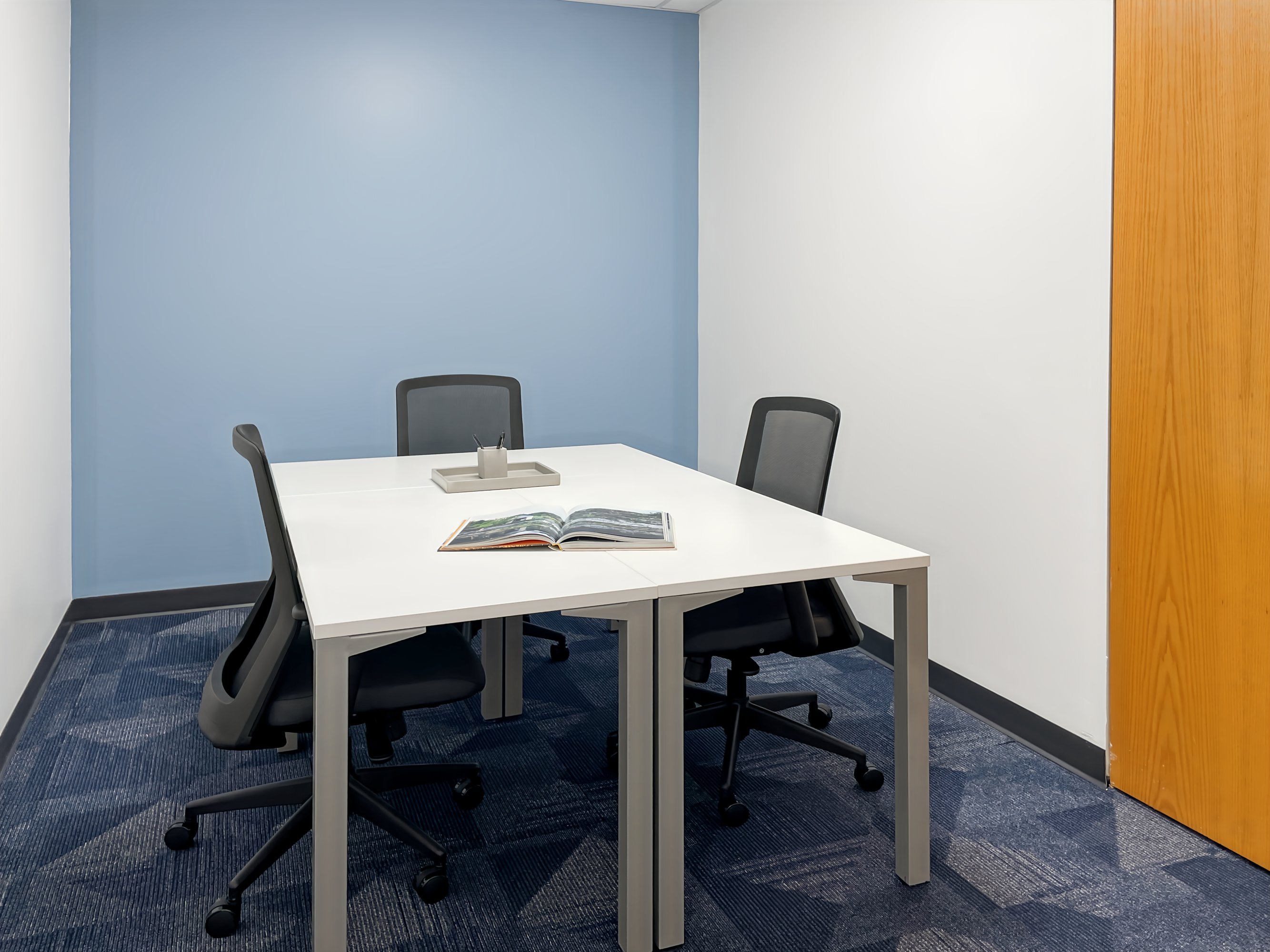 3556571