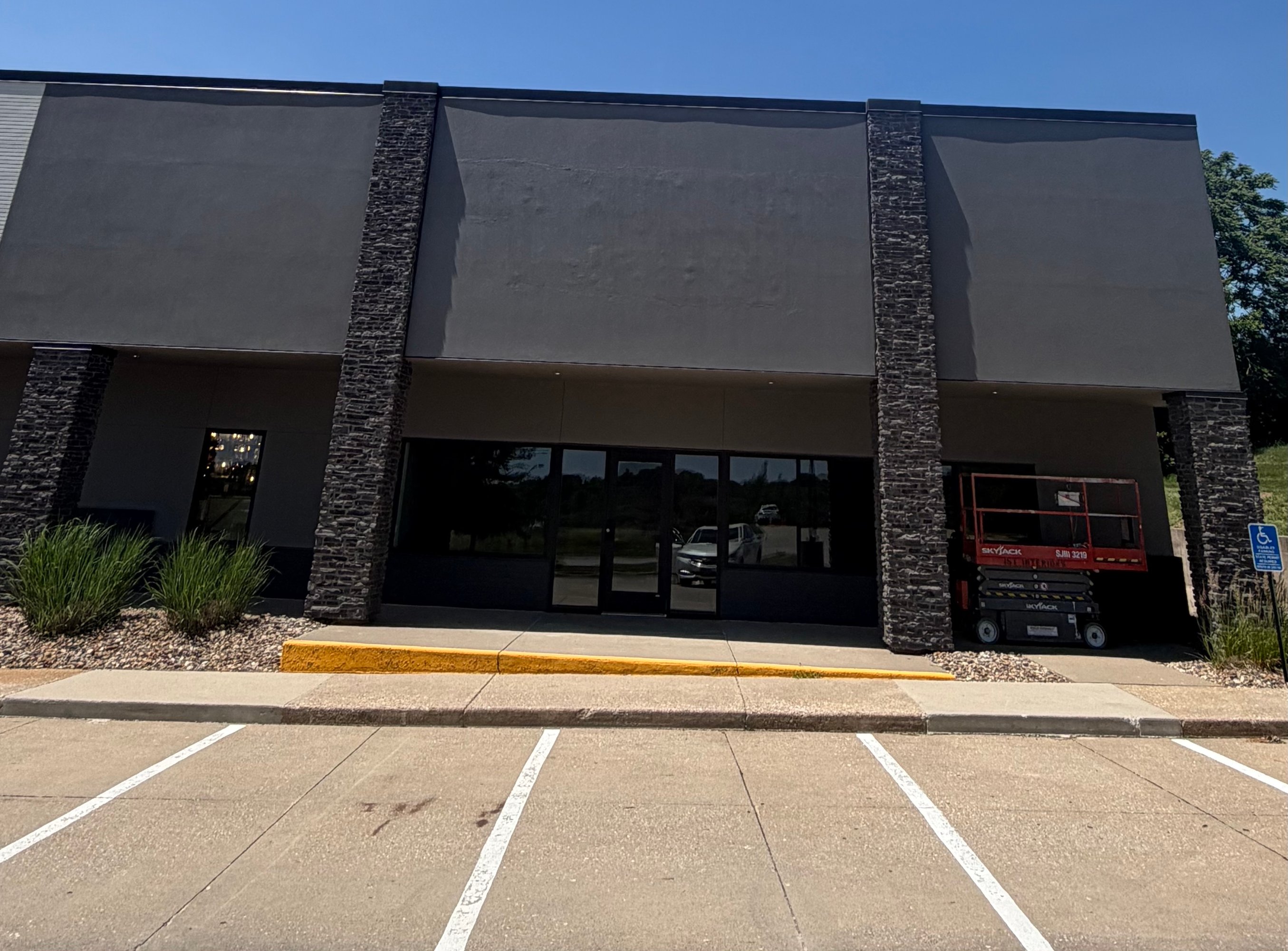 2540 104 St, Urbandale, IA 50322