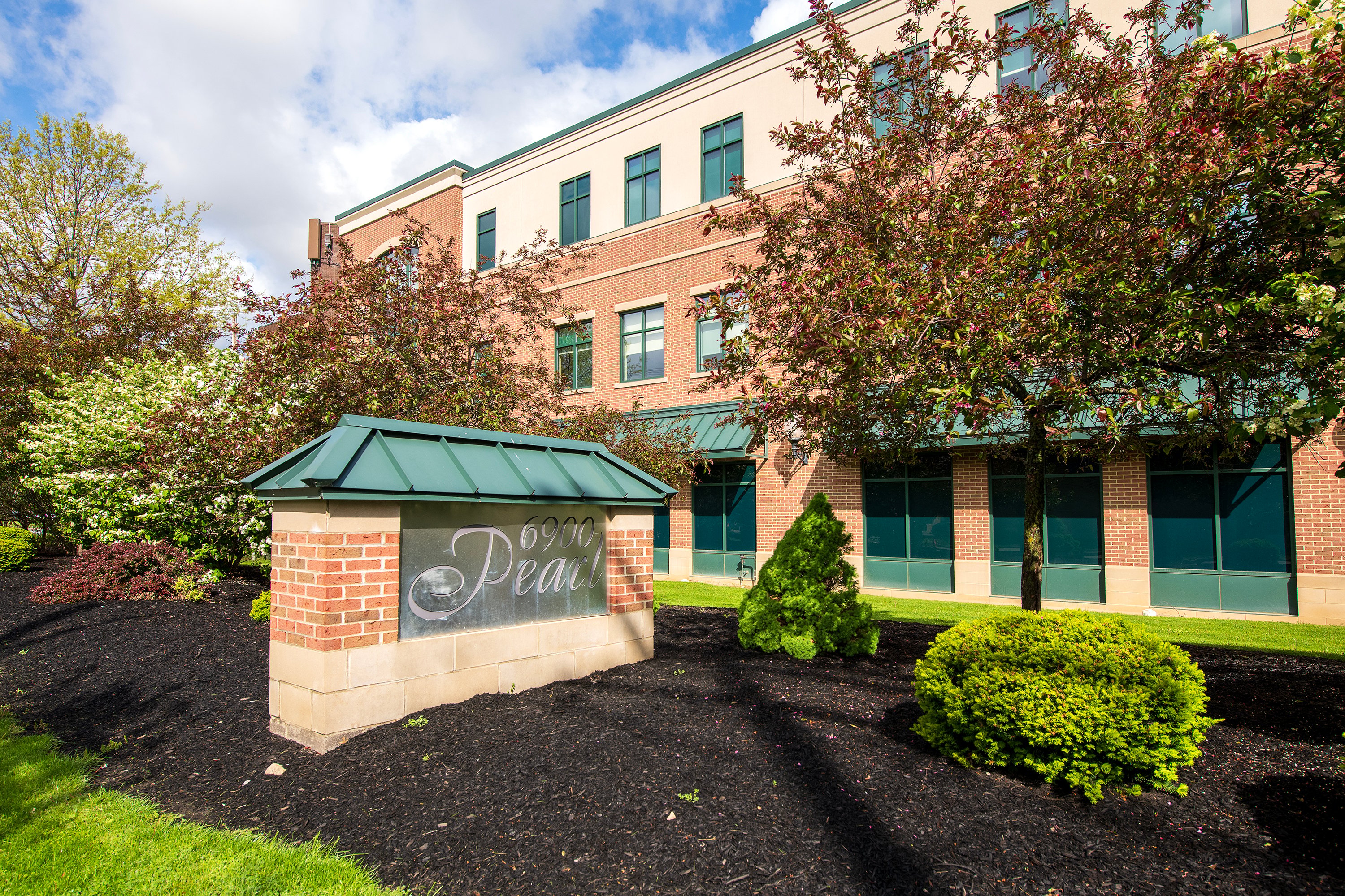 6900 Pearl Rd, Middleburg Heights, OH 44130