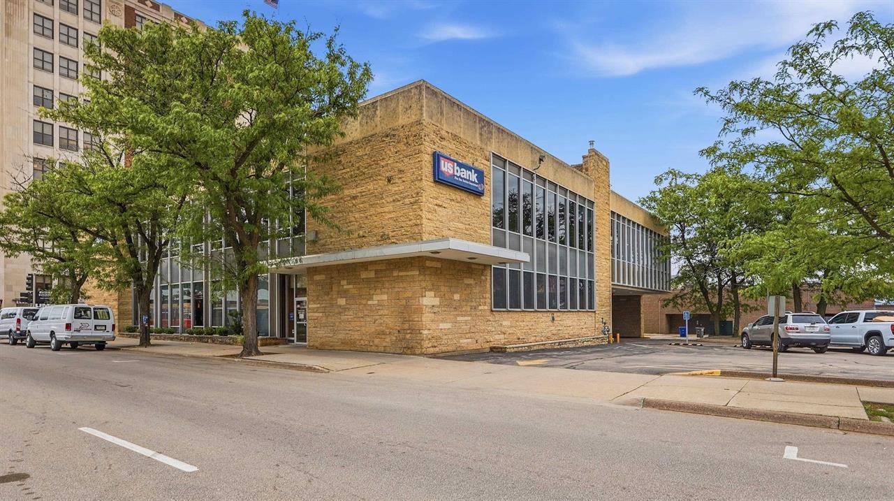 270 W 7Th St, Dubuque, IA 52001