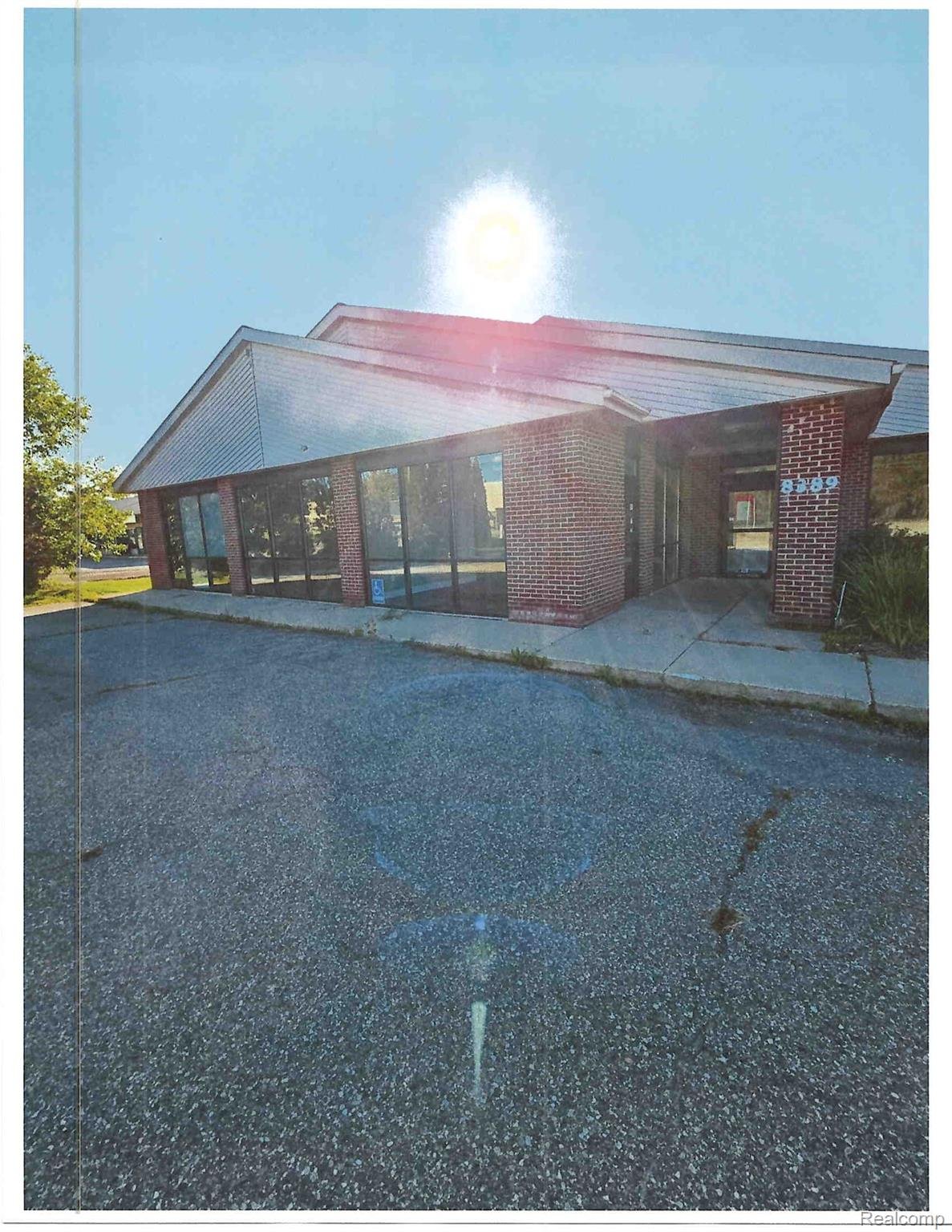 8389 Silver Lake Rd, Linden, MI 48451