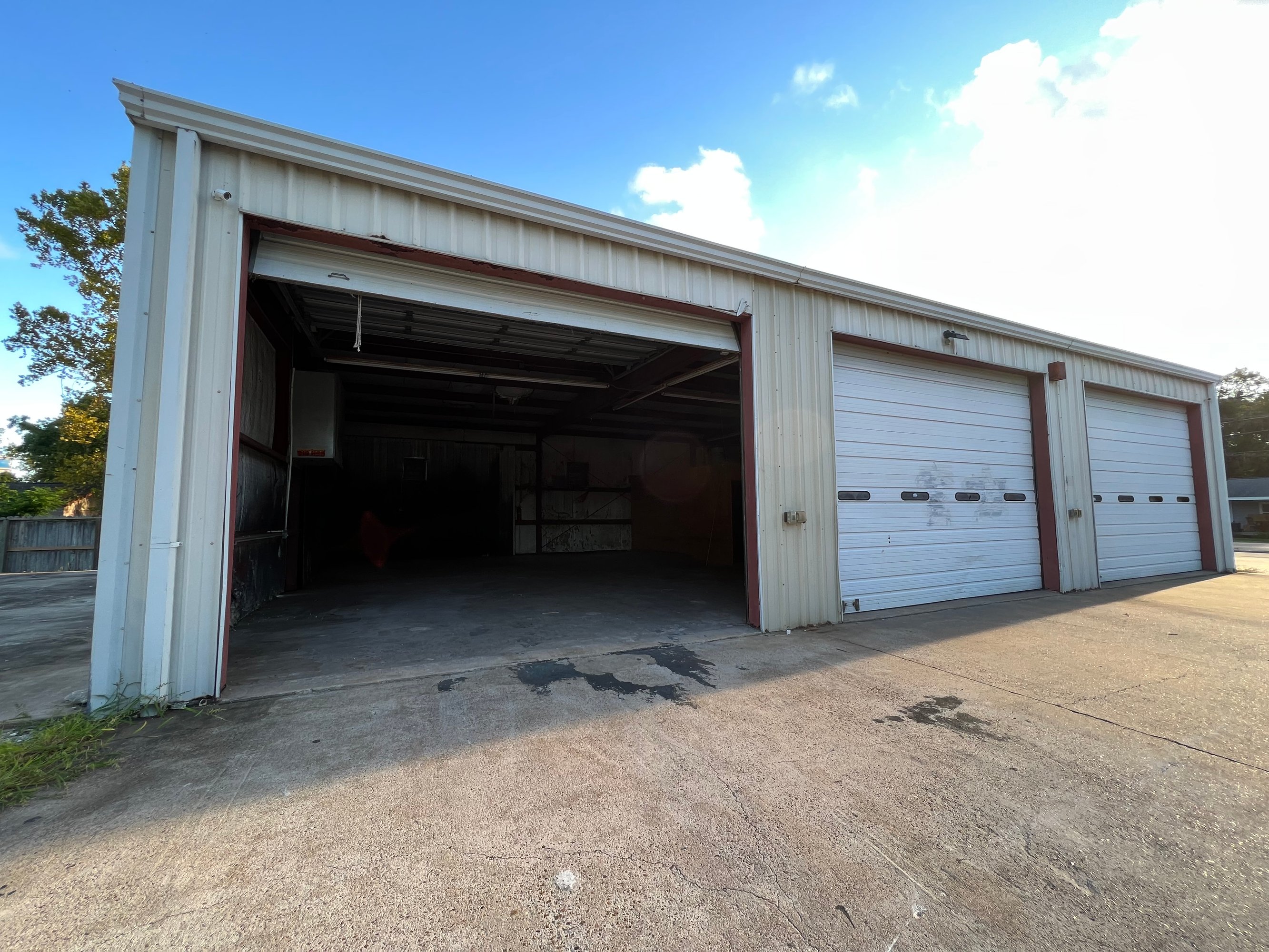 715 S Shanks St, Clute, TX 77531