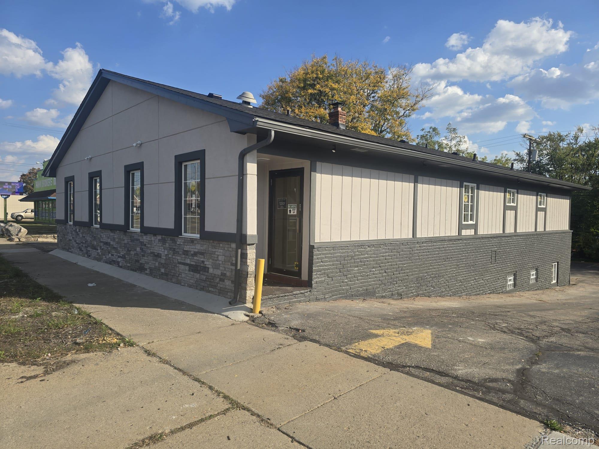 1095 W Huron St, Waterford, MI 48328
