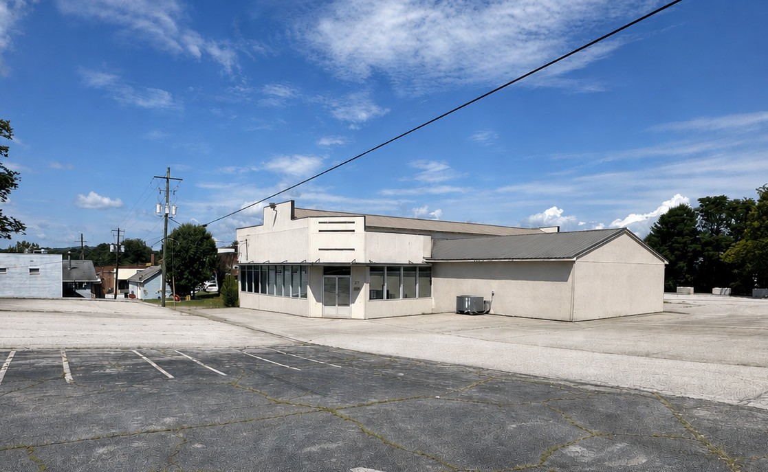 27 N Pond St, Toccoa, GA 30577