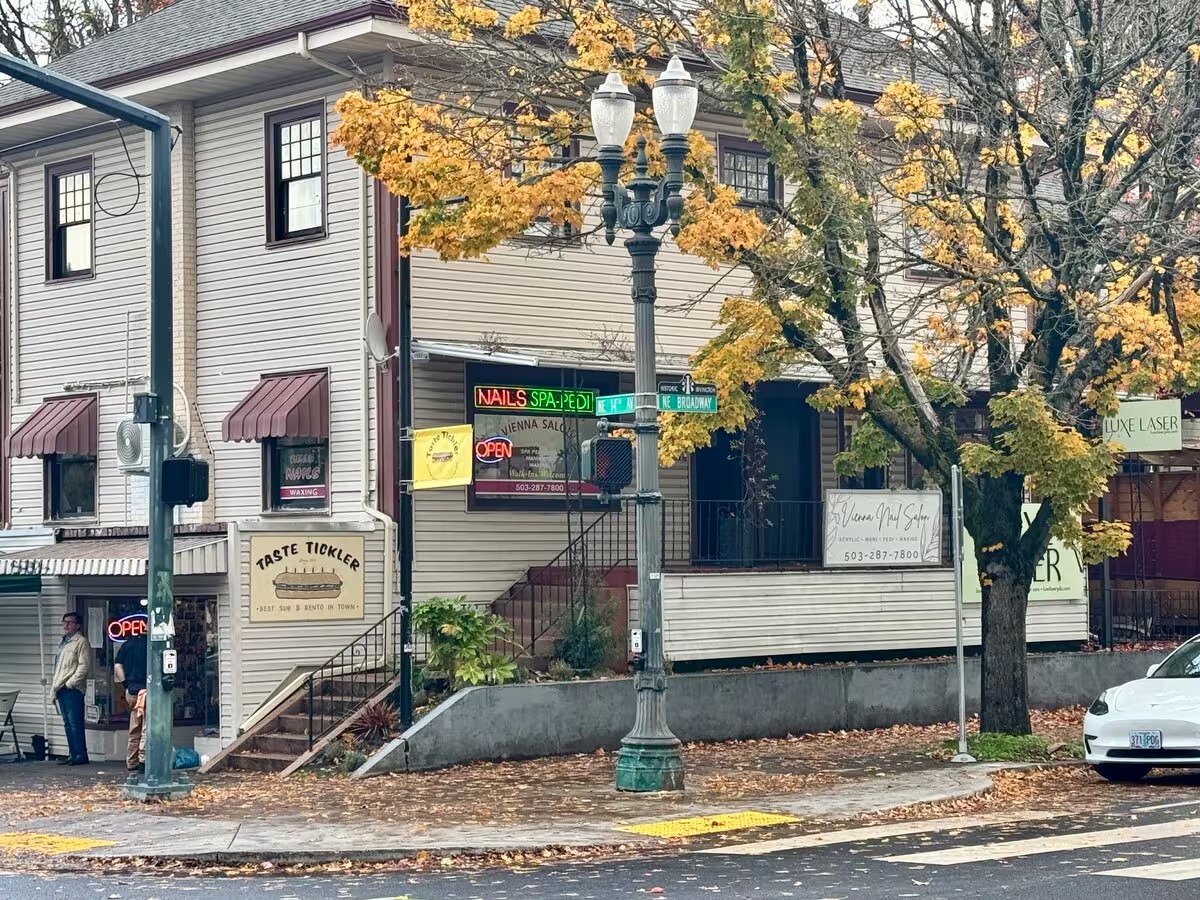 1405 NE Broadway St, Portland, OR 97232
