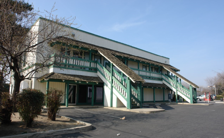 2407 W Whitendale Ave, Visalia, CA 93277