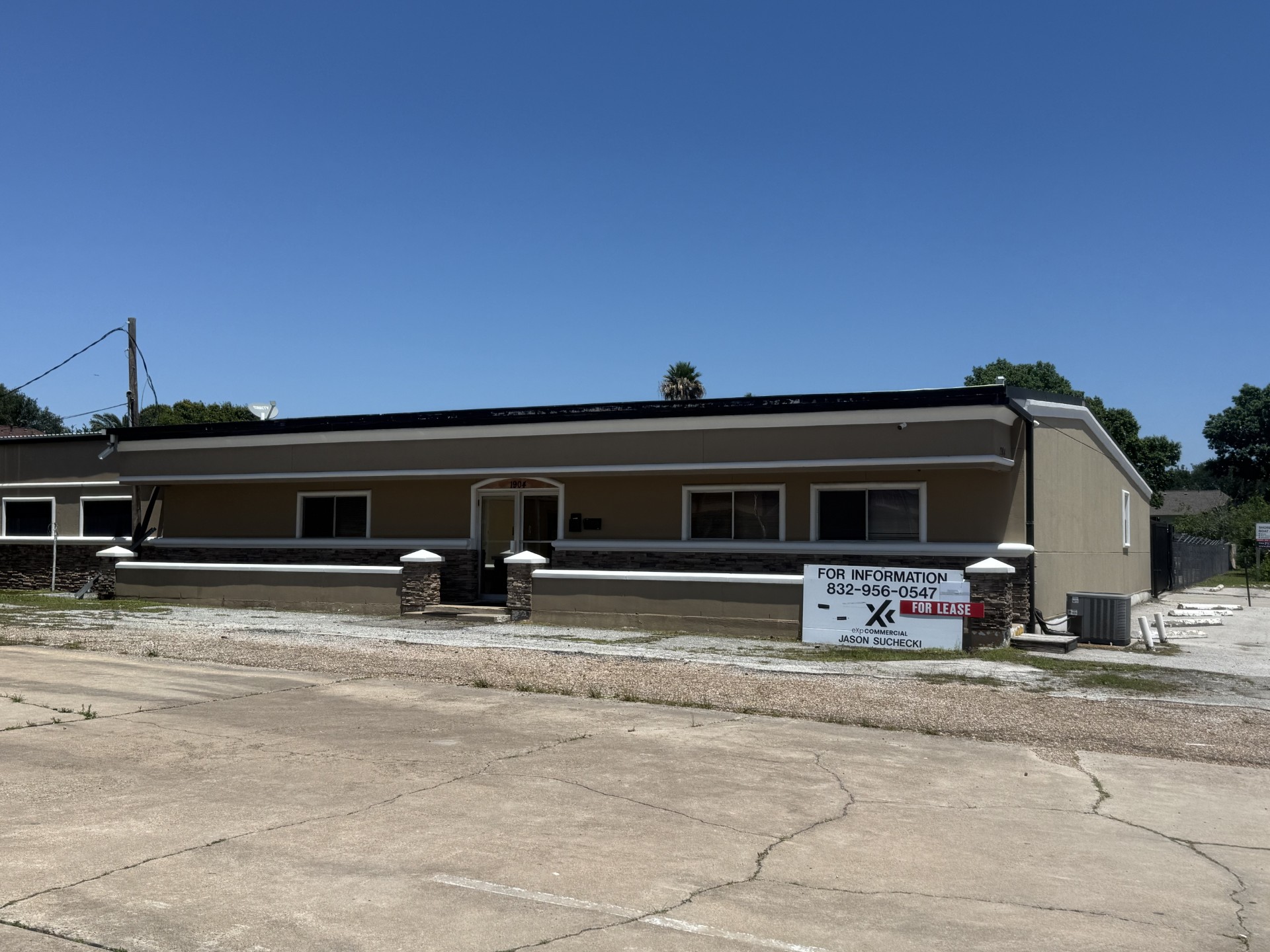 1904 Hialeah Dr, Seabrook, TX 77586