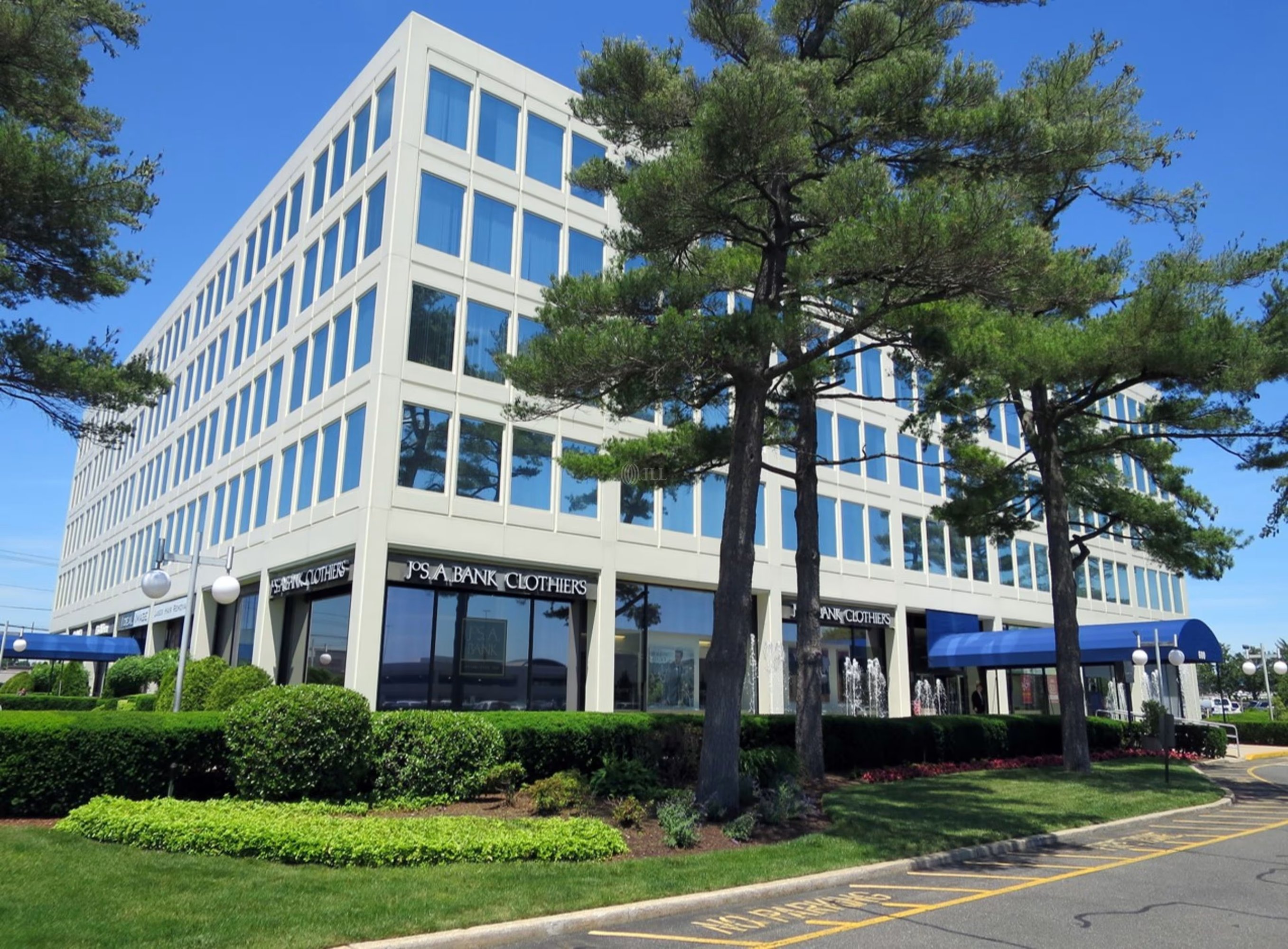600 Old Country Rd, Garden City, NY 11530