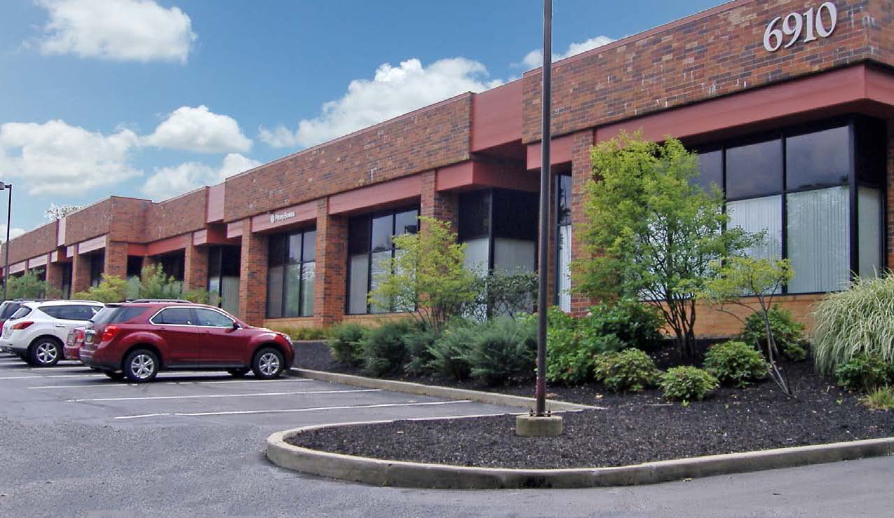 6935 Treeline Dr, Brecksville, OH 44141