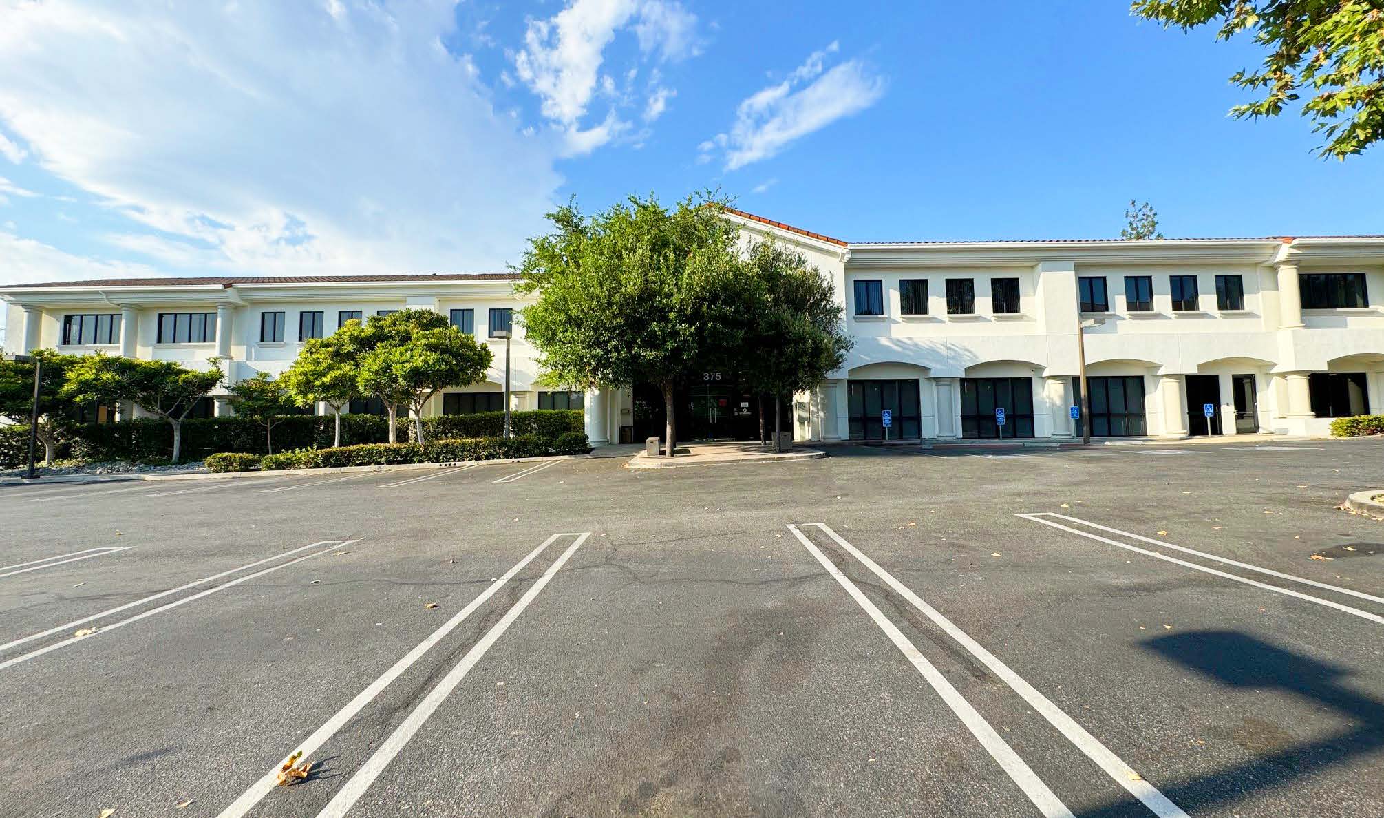 375 Rolling Oaks Dr, Thousand Oaks, CA 91361