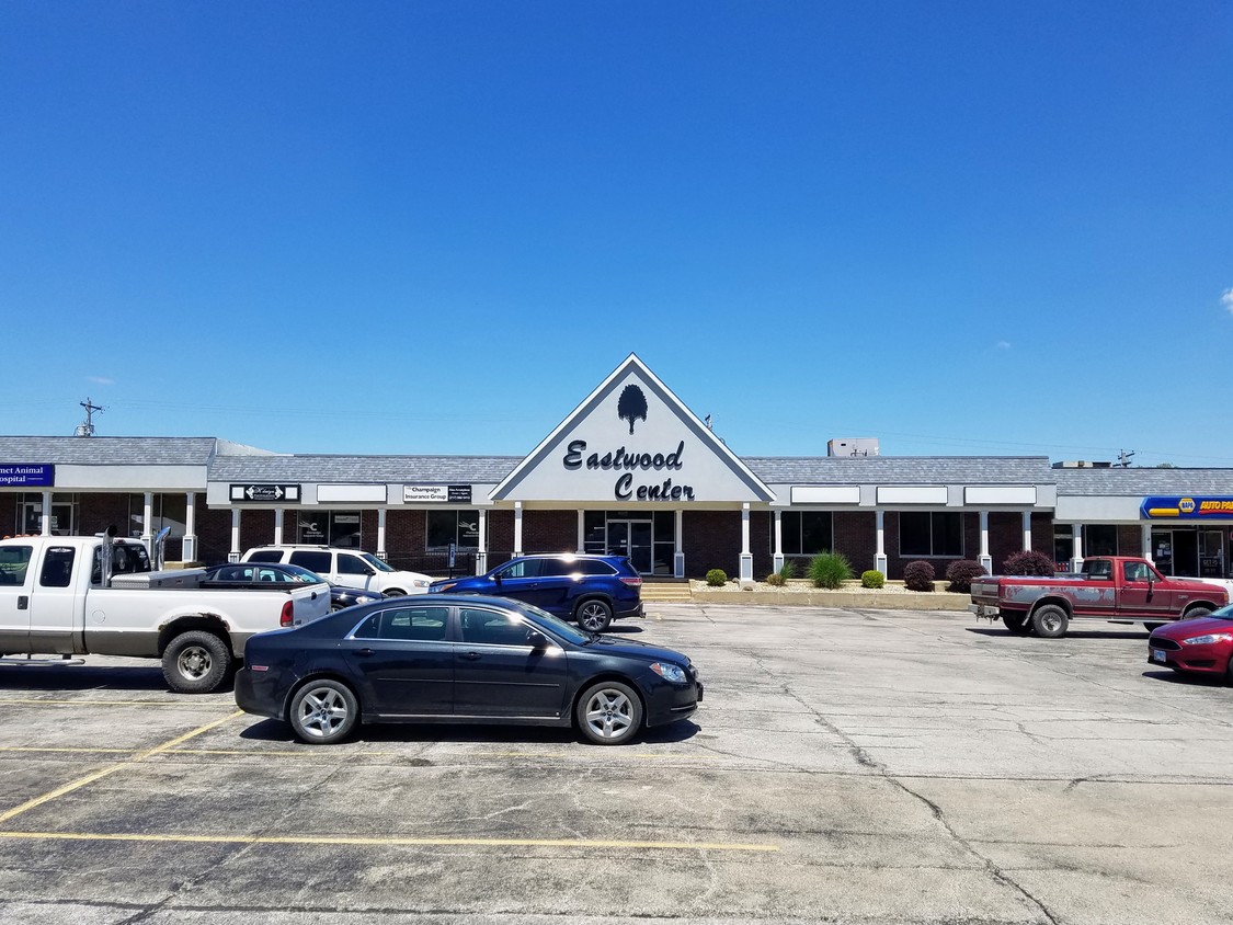 804 Eastwood Dr, Mahomet, IL 61853