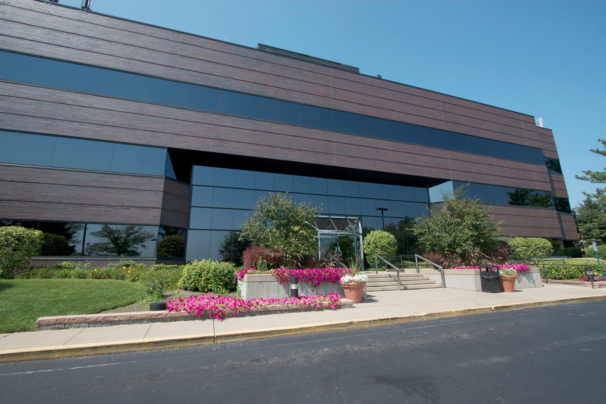 2458 Old Dorsett Rd, Maryland Heights, MO 63043