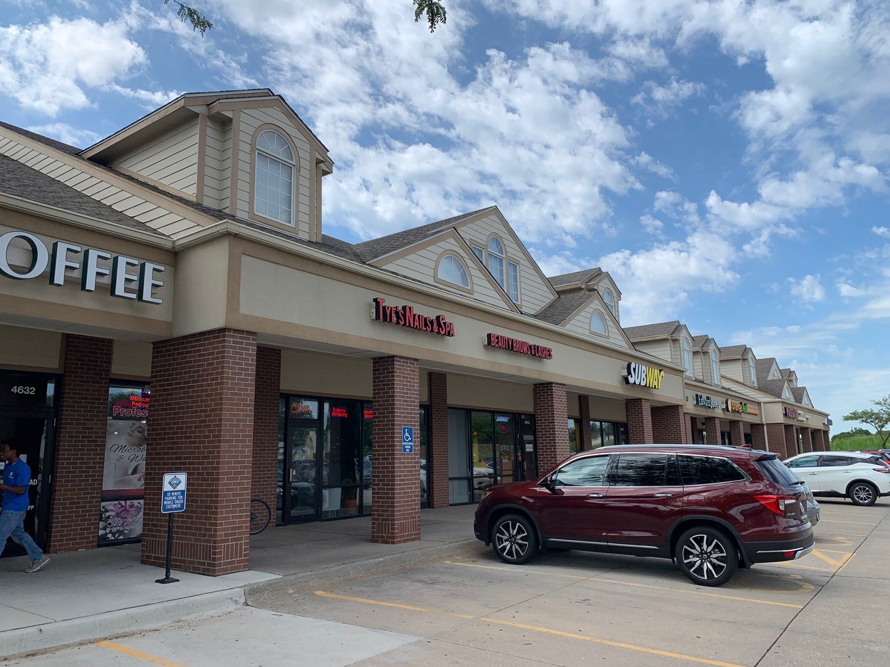 4630 NW 86 St, Urbandale, IA 50322