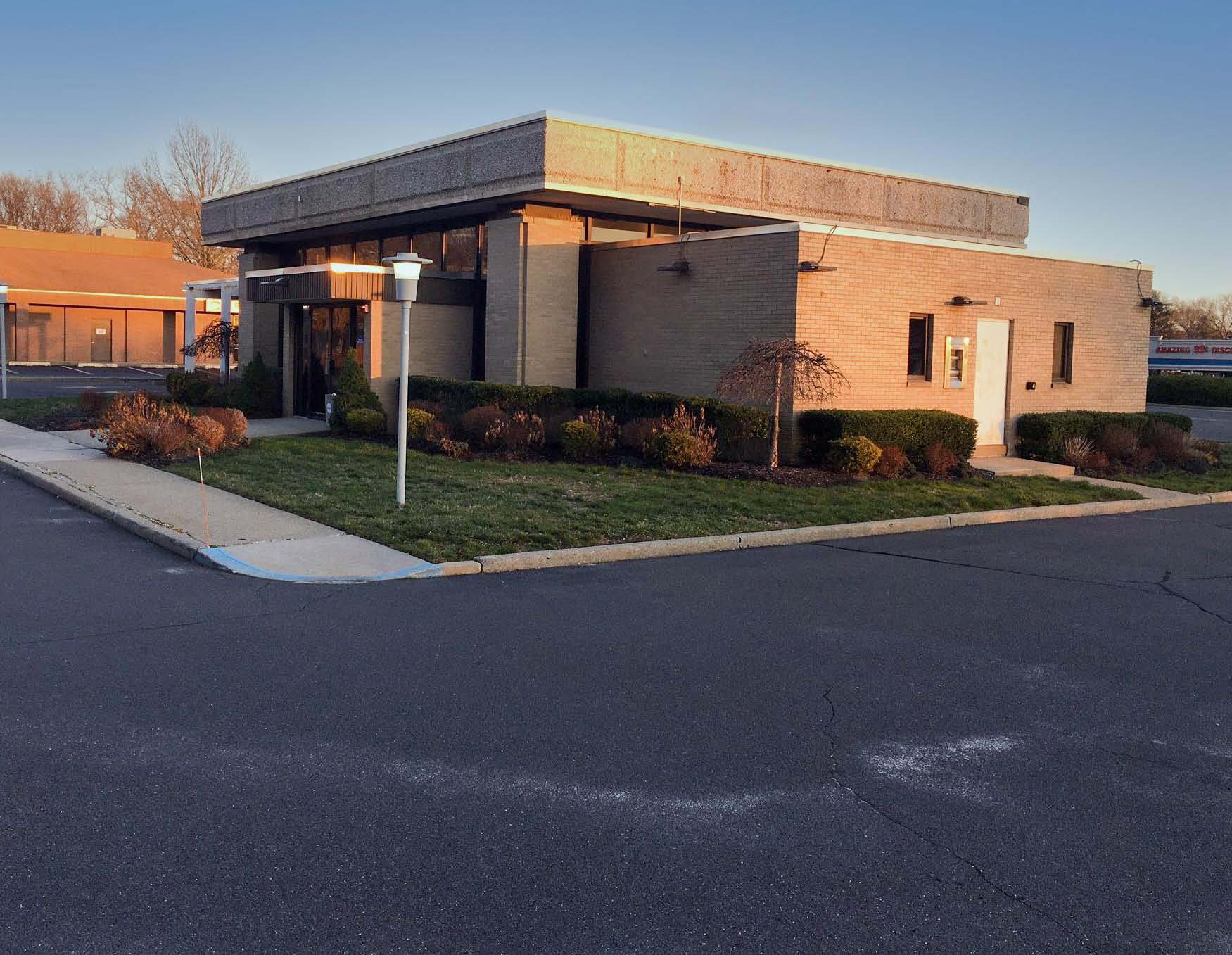 655 Old Country Rd, Riverhead, NY 11901