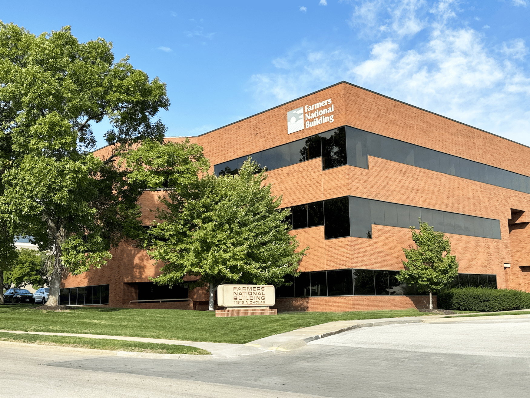 11516 Nicholas St, Omaha, NE 68154