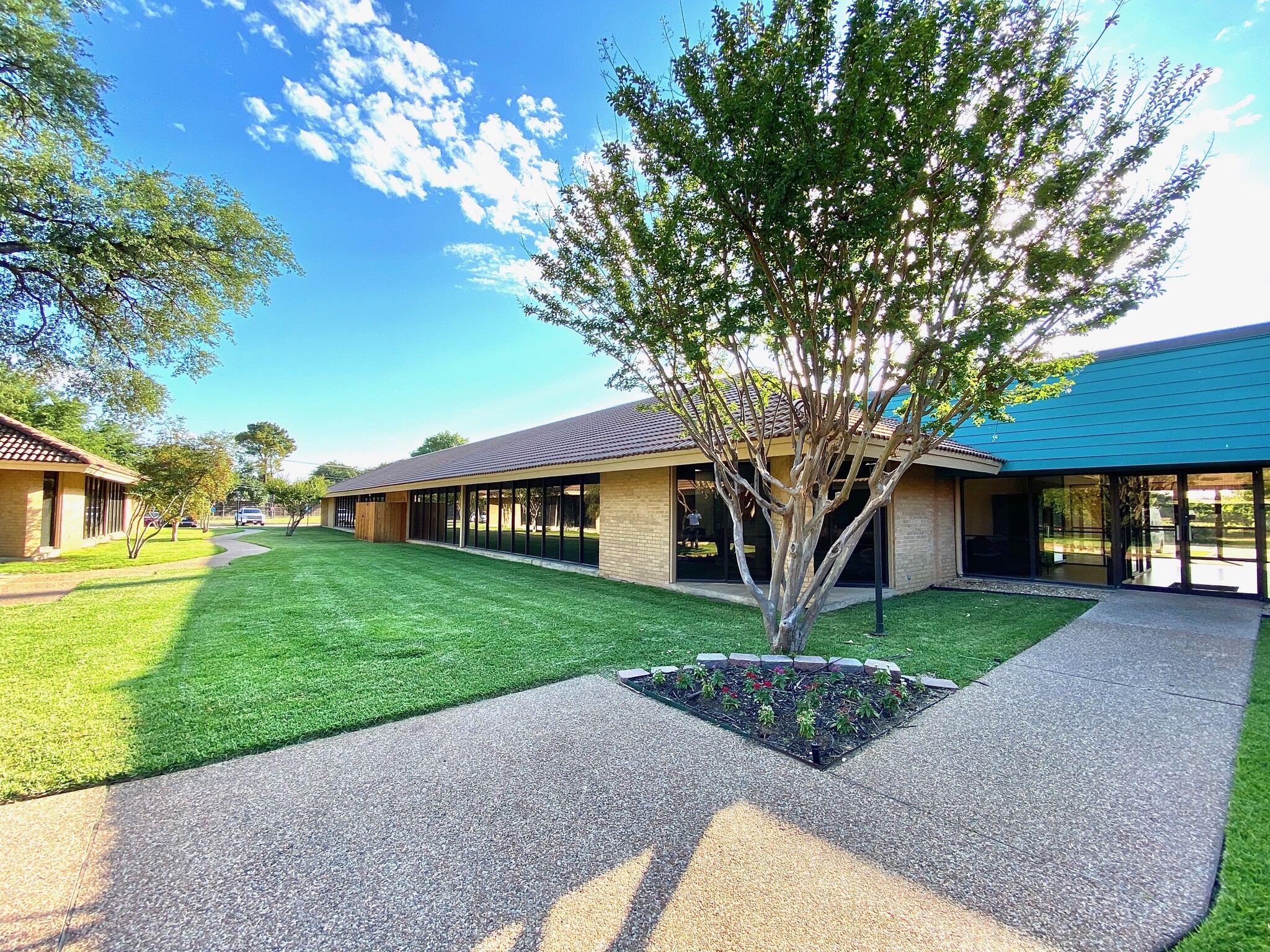 1550 Norwood Dr, Hurst, TX 76054