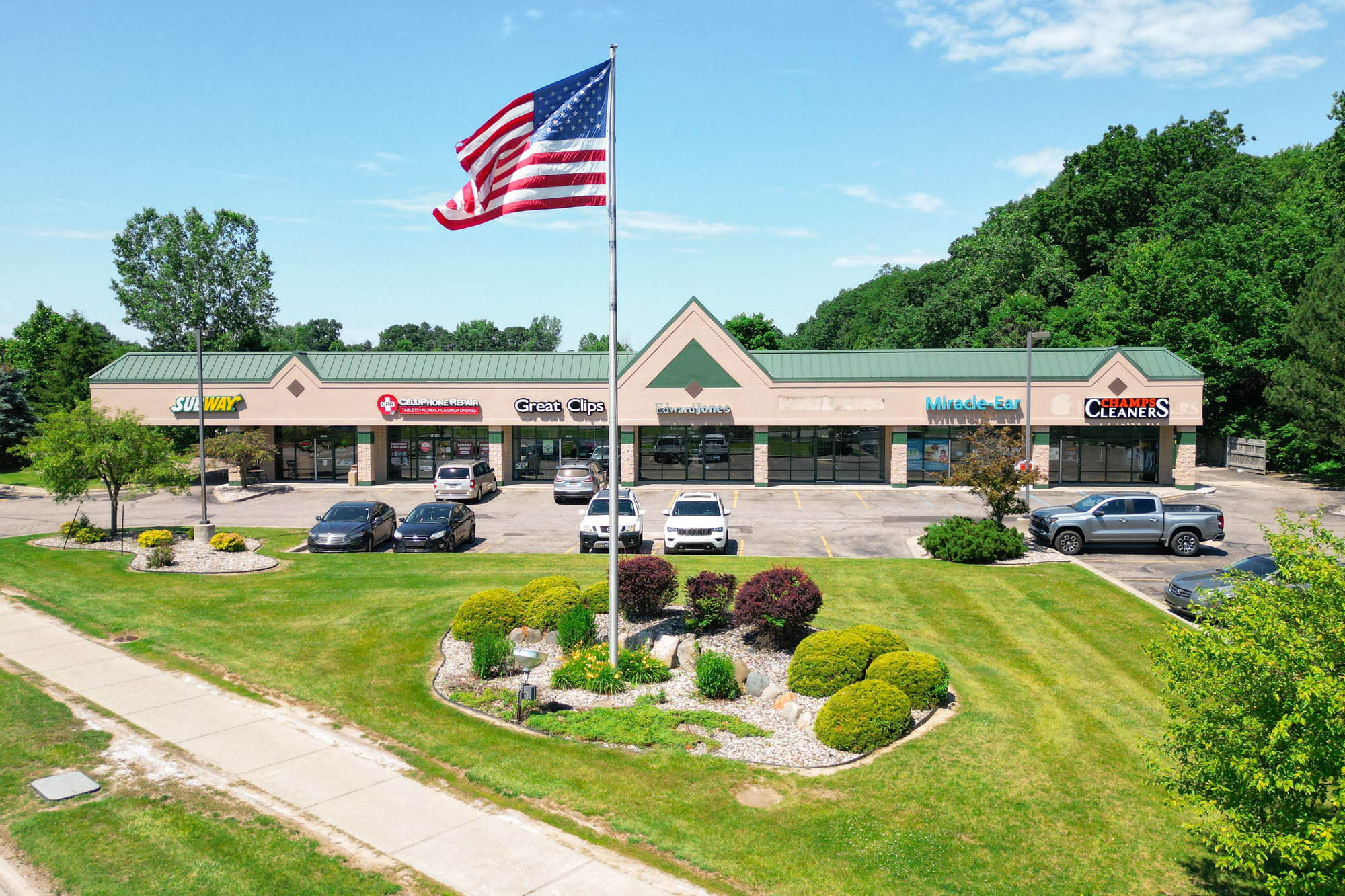 18000-18050 Silver Pkwy, Fenton, MI 48430