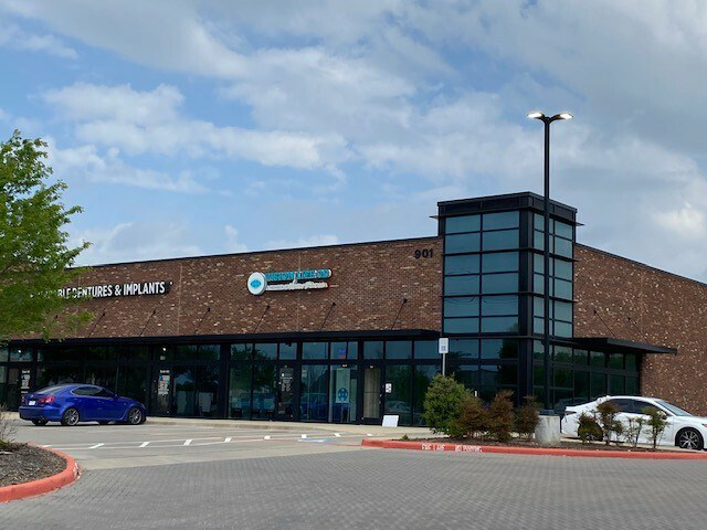 901 E Harwood Rd, Euless, TX 76039