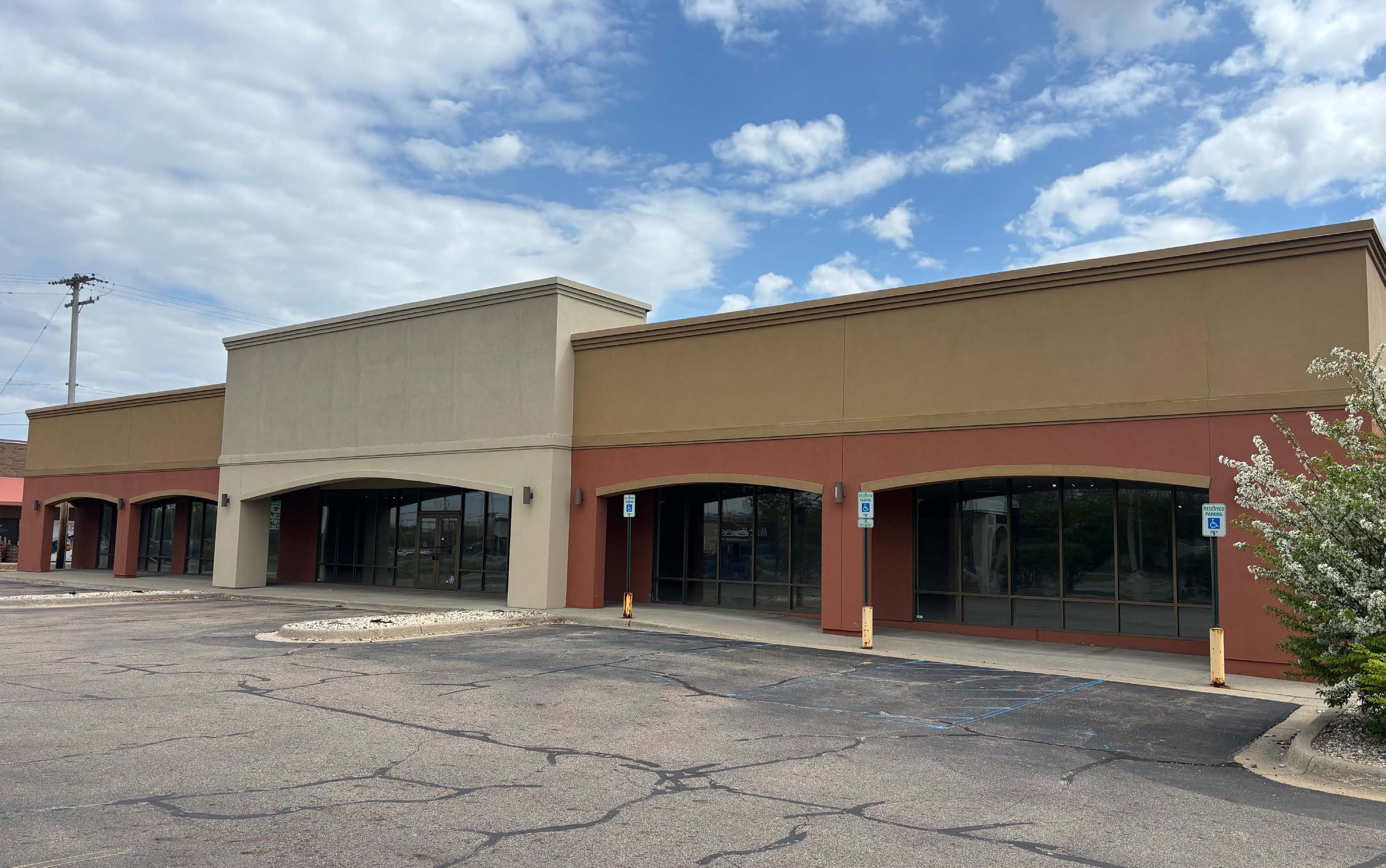 6025 W Saginaw Hwy, Lansing, MI 48917