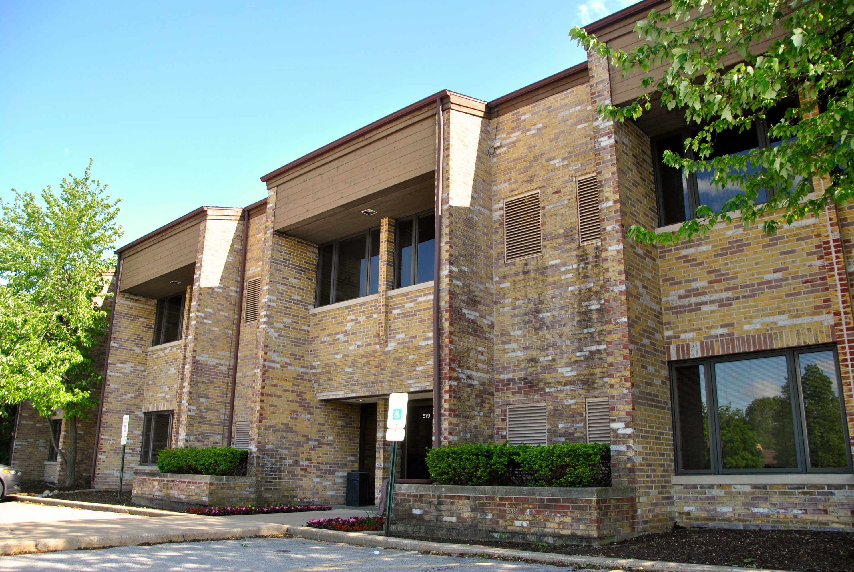 579 N 1St Bank Dr, Palatine, IL 60067