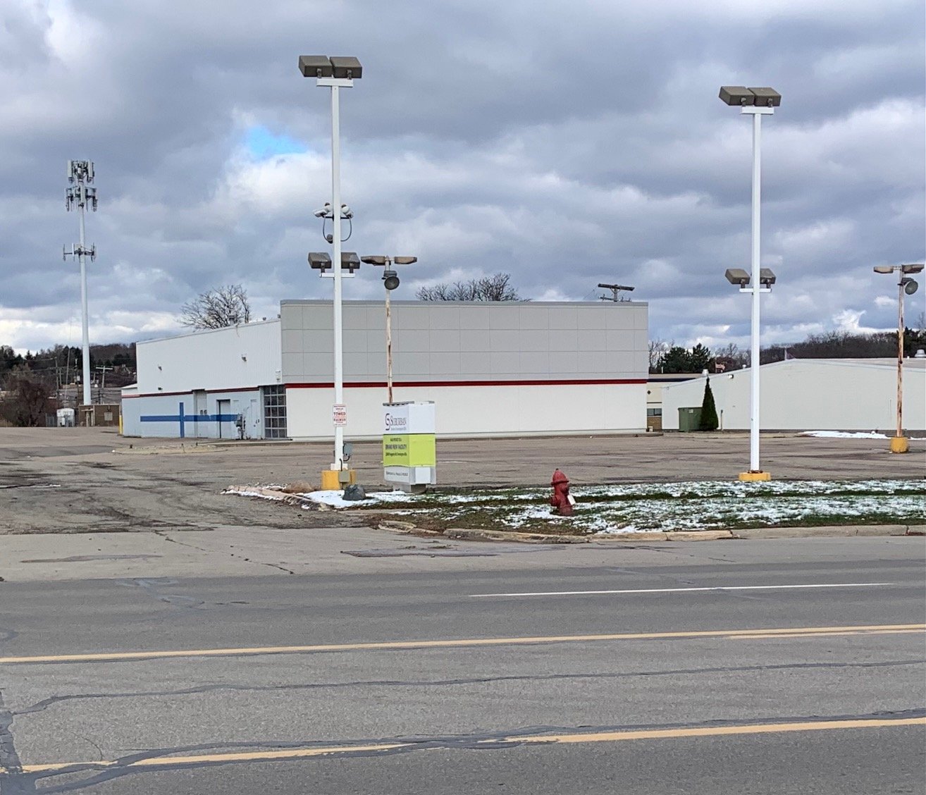 35080 Grand River Ave, Farmington, MI 48335
