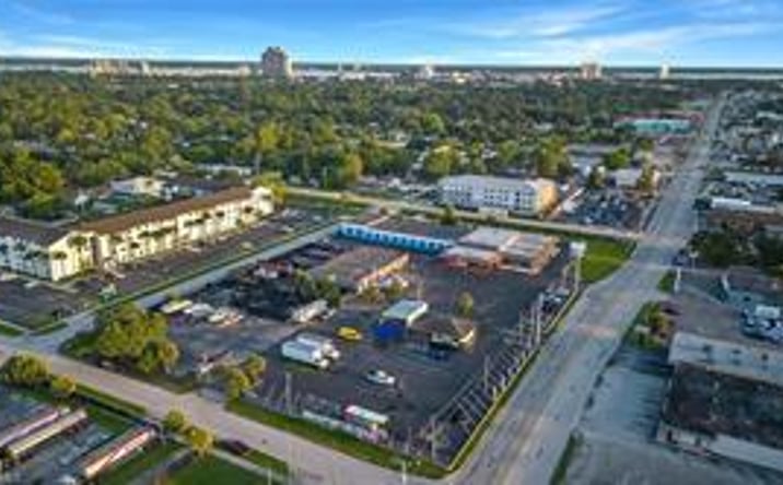 Pictures of Industrial, Mixed Use, Retail property located at 2800 & 2804/2808 Fowler St, Fort Myers, FL 33901 for sales - image #1