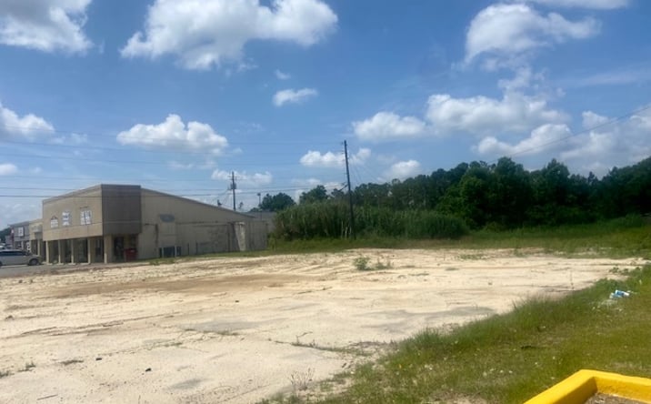 Pictures of Land property located at 102 W Oak St, McRae-Helena, GA 31055 for sales - image #1