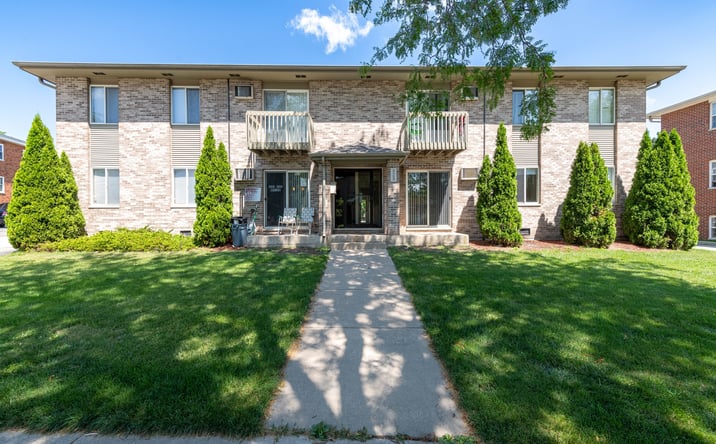 Pictures of Multifamily property located at 808 W Hillcrest Dr, DeKalb, IL 60115 for sales - image #1