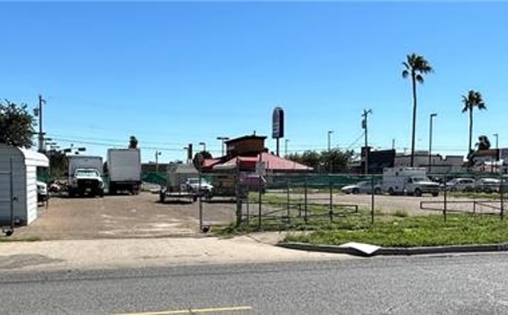 Pictures of Land property located at 405 S 11th Street, McAllen, TX 78501 for sales - image #1