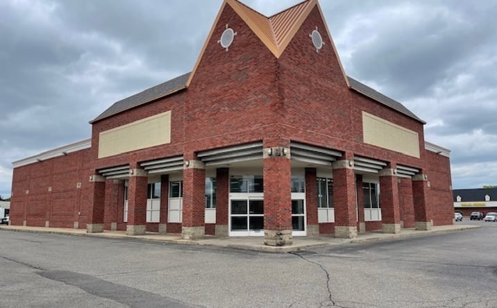 Pictures of Office property located at 15255 17 Mile Rd, Clinton Township, MI 48038 for sales - image #1