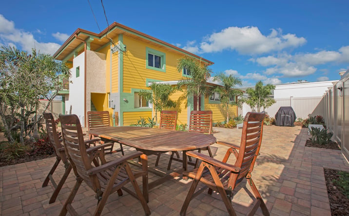 Pictures of Mixed Use, Multifamily, Retail property located at 472 Causeway N, New Smyrna Beach, FL 32169 for sales - image #1