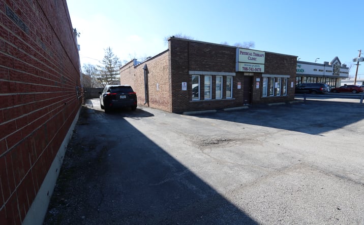 Pictures of Office property located at 6737 W 95th St, Oak Lawn, IL 60453 for sales - image #1