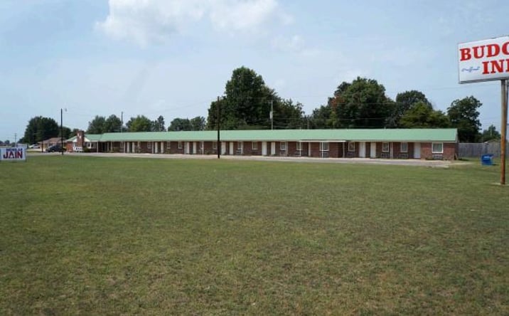 Pictures of Retail property located at 215 South Bypass, Kennett, MO 63857 for sales - image #1
