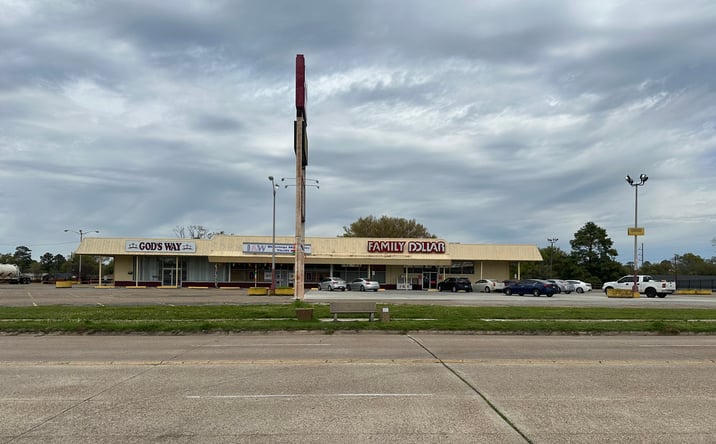 Pictures of Retail property located at 3730 Lakeshore Dr, Shreveport, LA 71109 for sales - image #1
