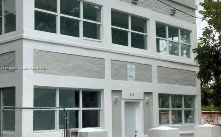 Pictures of Multifamily property located at 629 9th St, West Palm Beach, FL 33401 for sales - image #1