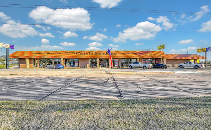 Pictures of Retail property located at 1127 NW Cache Rd, Lawton, OK 73507 for sales - image #1