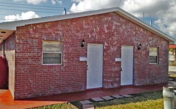 Pictures of Mixed Use property located at 817 Foster Rd, Hallandale, FL 33009 for sales - image #1
