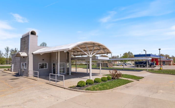 Pictures of Retail property located at 7010 Raggard Rd, Louisville, KY 40216 for sales - image #1